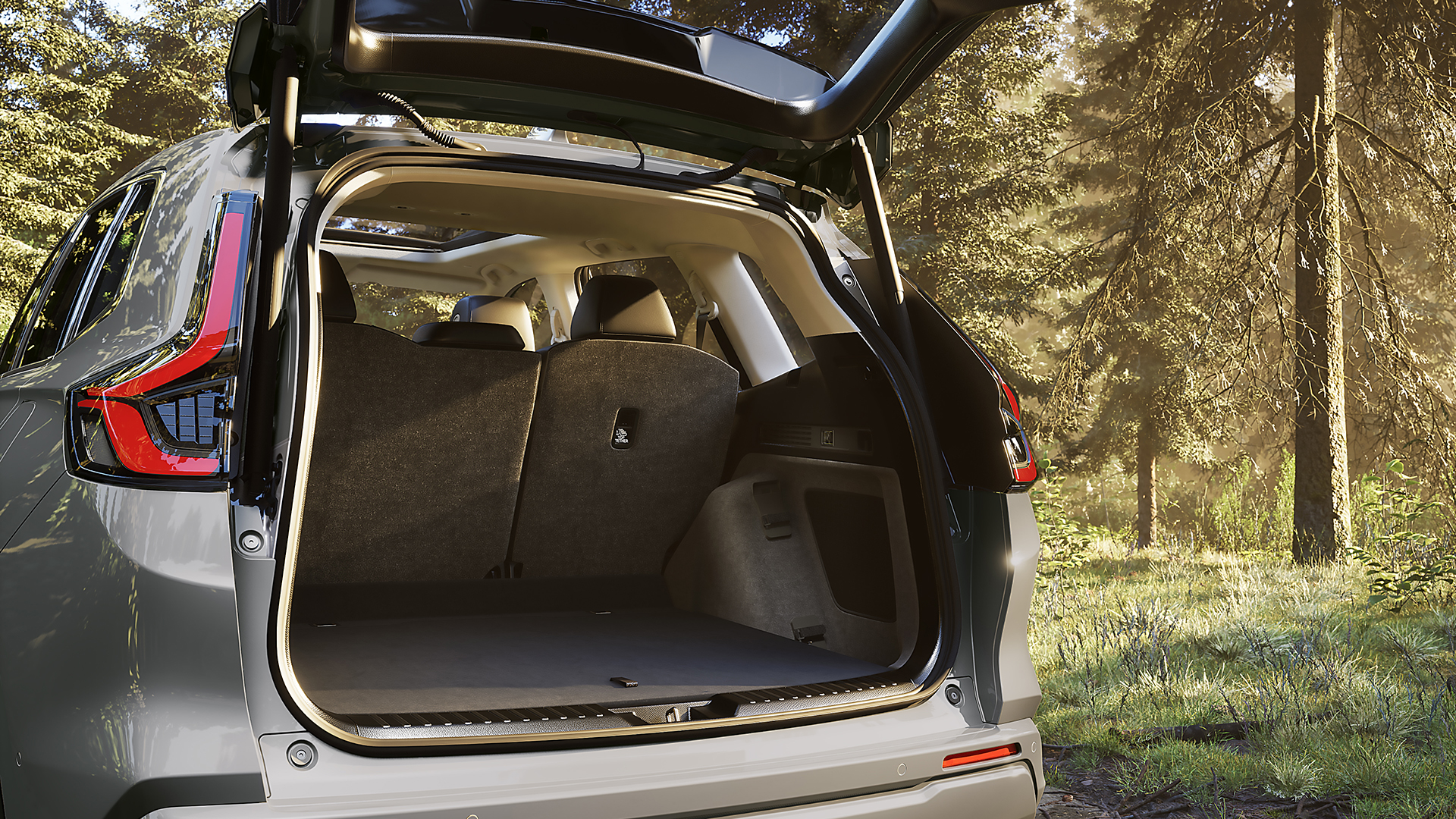 Honda CR-V Plug-in Hybrid sett bakfra med åpent bagasjerom.